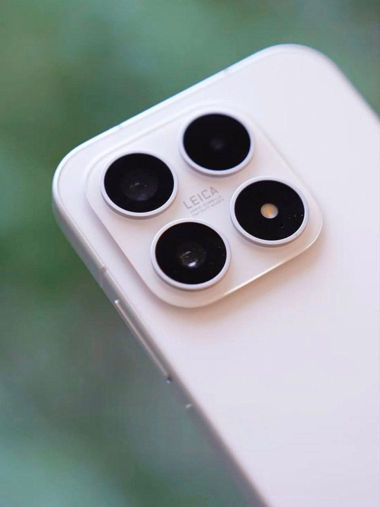 Los precios del nuevo teléfono de Xiaomi en Europa arrancan en los 999 euros para el modelo de entrada. Los precios del nuevo teléfono de Xiaomi en Europa arrancan en los 999 euros para el modelo de entrada.