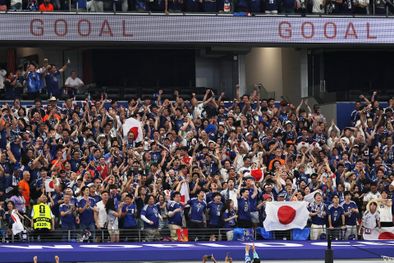 MDZol | Los hinchas japoneses festejan uno de los goles en el empate 2-2 ante Países Bajos en el debut mundialista.