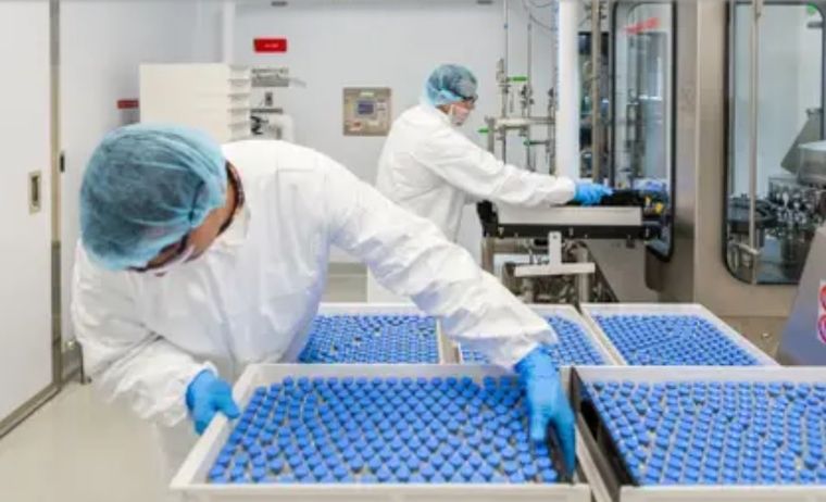 Técnicos de Gilead cargan remdesivir la droga que podría funcionar para el tratamiento de la enfermedad COVID-19 en una instalación en La Verne, California.