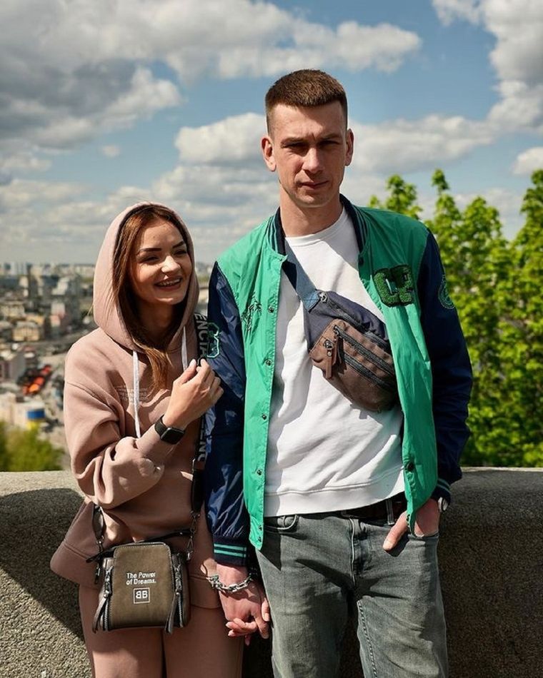 Viktoria Pustovítova y Alexánder Kudlái, en sus primeras horas de encadenados