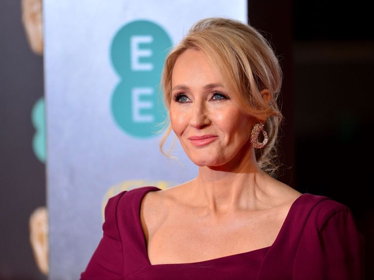 Foto: https://elpais.com/gente/2020-09-15/jk-rowling-criticada-de-nuevo-por-su-ultima-novela-con-un-villano-travesti.html