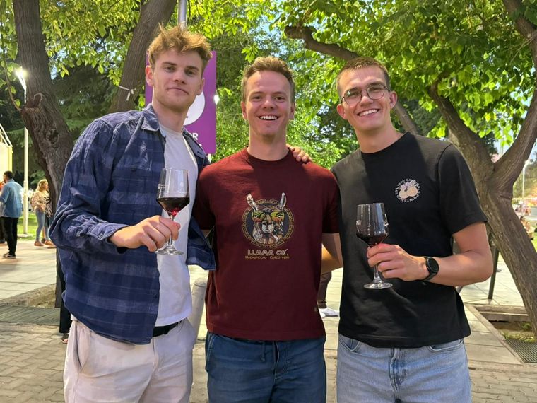 Tres amigos extranjeros que vinieron desde Noruega y Holanda a recorrer Mendoza. Tres amigos extranjeros que vinieron desde Noruega y Holanda a recorrer Mendoza.