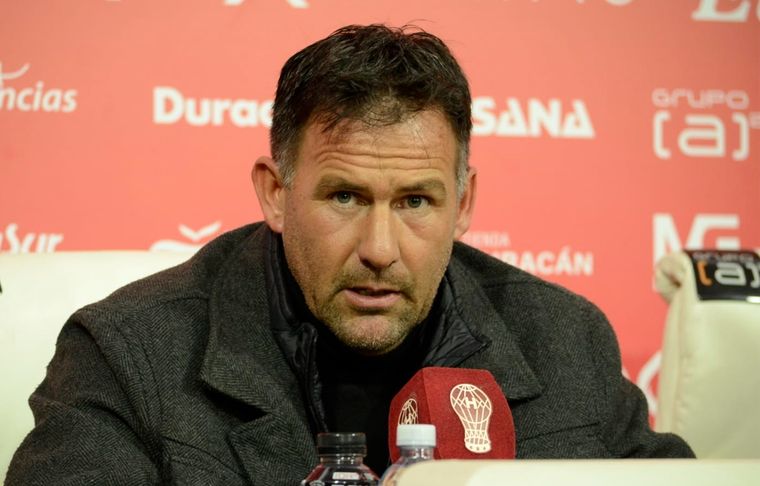 Diego Dabove El entrenador de Huracán aseguró que su equipo es el principal candidato a quedarse con el título.