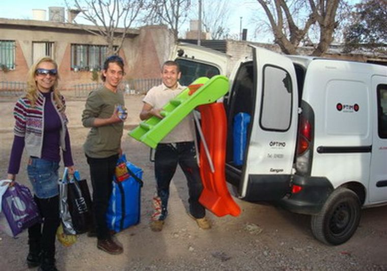 Los miembros del grupo Kábala repartieron juguetes en el día del Niño. Foto: Gentilieza