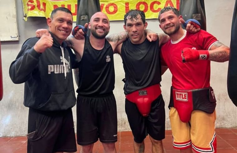 Carrasco junto a sus compañeros de gimnasio, entre ellos su hermano Juan. Carrasco junto a sus compañeros de gimnasio, entre ellos su hermano Juan.
