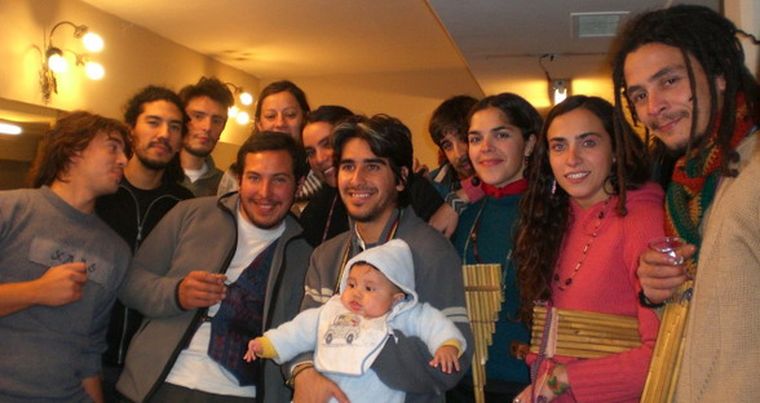 Parte del elenco de Año nuevo en el sur compartiendo un buen momento antes de salir a escena. Foto: mdz