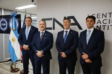 El titular de la SIDE, Cristian Auguadra, con el embajador norteamericano, Peter Lamelas, además de autoridades del FBI El titular de la SIDE, Cristian Auguadra, con el embajador norteamericano, Peter Lamelas, además de autoridades del FBI