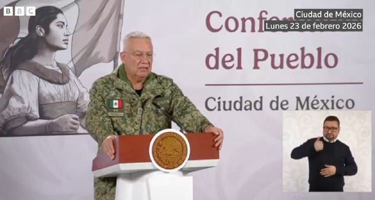 El secretario de Defensa de México se emociona al hablar de los militares caídos.