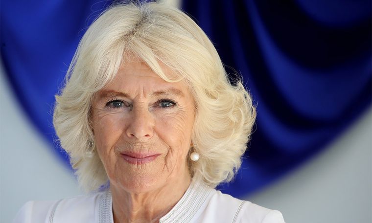 Camilla Parker Bowles Foto: Hello Magazine - https://www.hellomagazine.com/imagenes/fashion/royal-style/2020052190218/camilla-parker-bowles-summer-white-shirt-new-video/0-432-439/camilla-parker-bowles-outfit-t.jpg