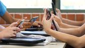 En los colegios del Arzobispado de Mendoza prohíben celulares en primaria y los limitan en secundaria. En los colegios del Arzobispado de Mendoza prohíben celulares en primaria y los limitan en secundaria.