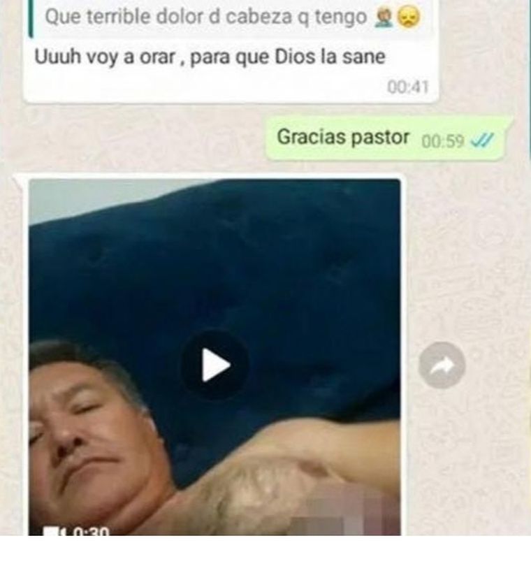 Hot El religioso envió sus poses más sexys.