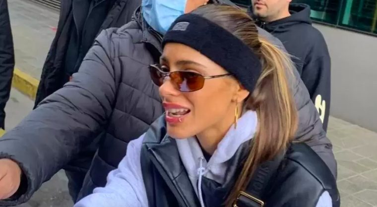Tini Stoessel en su gira con unas gafas tendencia.