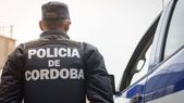 Un brutal asalto a una pareja de jubilados en Villa Carlos Paz sumó un giro impactante: un efectivo de la Policía de Córdoba fue detenido por su presunta vinculación