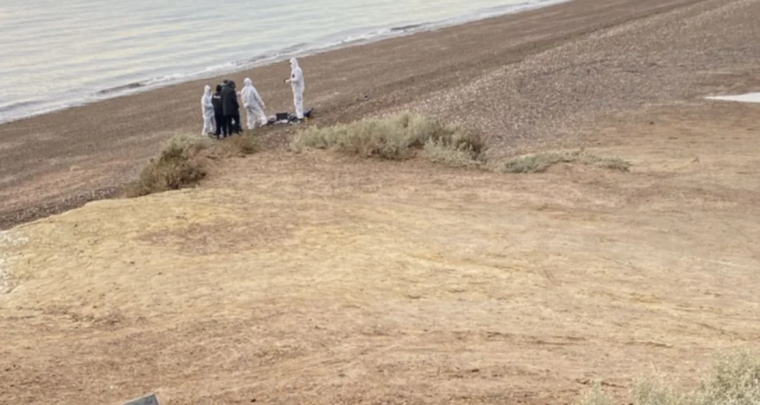 El cuerpo de la víctima fue descubierto en la playa por un vecino que caminaba por la zona