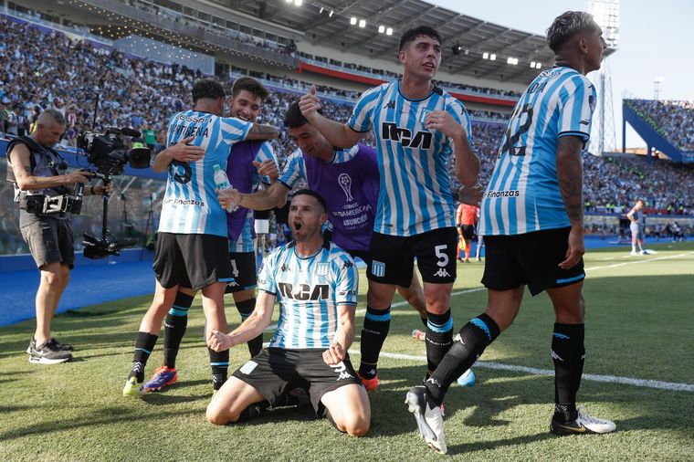 Racing accedió a jugar la Recopa Sudamericana como campeón de la Copa Sudamericana 2024. Enfrente estará el Botafogo, campeón de la Libertadores 2024. Foto: EFE