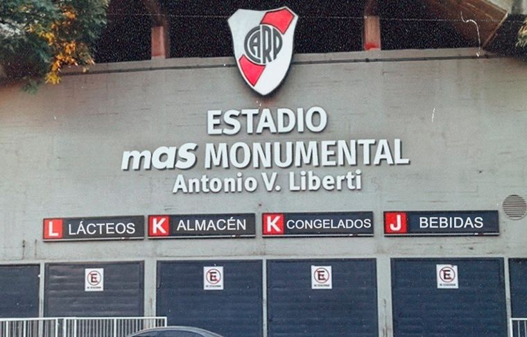 Uno de los memes por el nuevo nombre del estadio de River, Mas Monumental, tras el acuerdo con Changomas.