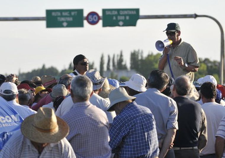 La asamblea sobre la Ruta 40 decidió levantar parcialmente el corte total. Foto: Pachy Reynoso / MDZ