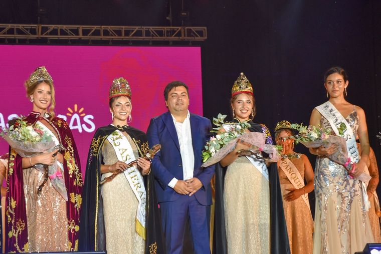 Las reinas salientes junto a las nuevas soberanas vendimiales de Las Heras. Las reinas salientes junto a las nuevas soberanas vendimiales de Las Heras.