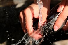 El método lavar, enjuagar y secar consiste en primero lavar bien cada artículo con agua y jabón,  para luego enjuagar cualquier residuo de jabón con agua corriente y como último paso  colocarlo en la rejilla de secado o sobre una toalla limpia para secar al aire. Foto: Pixabay