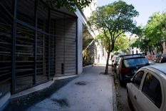 Al menos nueve personas lanzaron bombas molotov contra el edificio, algo que ha generado condena generalizada. Foto: Gentileza Clarín