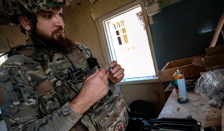 Un soldado ucraniano, operando material bélico. Foto: Efe.