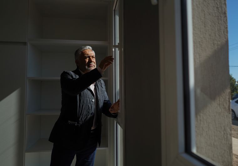 El gobernador Alfredo Cornejo entregó viviendas del IPV en Junín. El gobernador Alfredo Cornejo entregó viviendas del IPV en Junín.