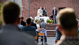 Las bendiciones han sido organizadas bajo el eslogan el amor gana. Foto: EPA-EFE