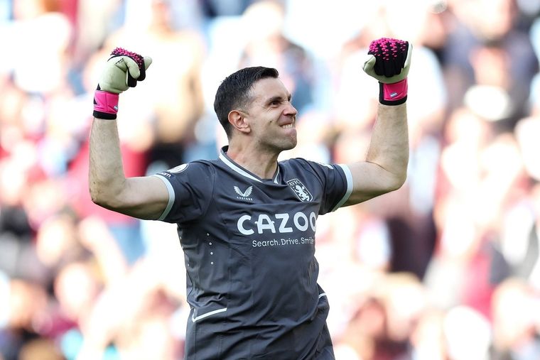 El Dibu mandó al frente a un compañero. Foto: Aston Villa