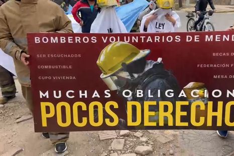 Bomberos voluntarios de distintos departamentos se concentraron frente a Casa de Gobierno para reclamar por la Ley 7.679.