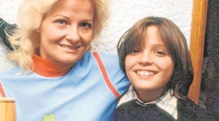 MARCELA BASTERI Y LUIS MIGUEL UNA DE LAS POCAS FOTOGRAFÍAS QUE EL SOL DE MÉXICO TIENE CON SU MADRE. Foto: Archivo