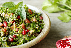 Ensalada de tabulé con granada y menta: saludable y nutritiva Foto: Shutterstock
