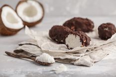 Chocolate tipo Bounty casero con pocos ingredientes: receta perfecta para compartir.
