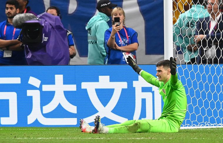 Dominik Livakovic El arquero de Croacia atajó tres penales en la definición y le dio el pase a cuartos a su Selección. Foto: EFE