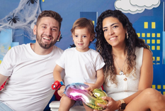 Benicio junto a su papá y a su mamá en su último cumpleaños. Foto: IG @todos.por.beni