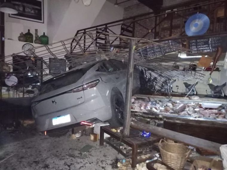 Un auto se incrustó en un local ubicado en Av. Córdoba y Jorge Newbery. Foto: NA