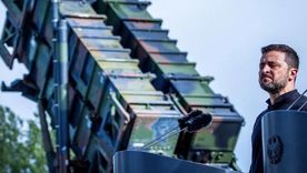 Volodímir Zelenski, en Ucrania, junto a misiles Patriot de Estados Unidos. Foto Efe Volodímir Zelenski, en Ucrania, junto a misiles Patriot de Estados Unidos. Foto Efe