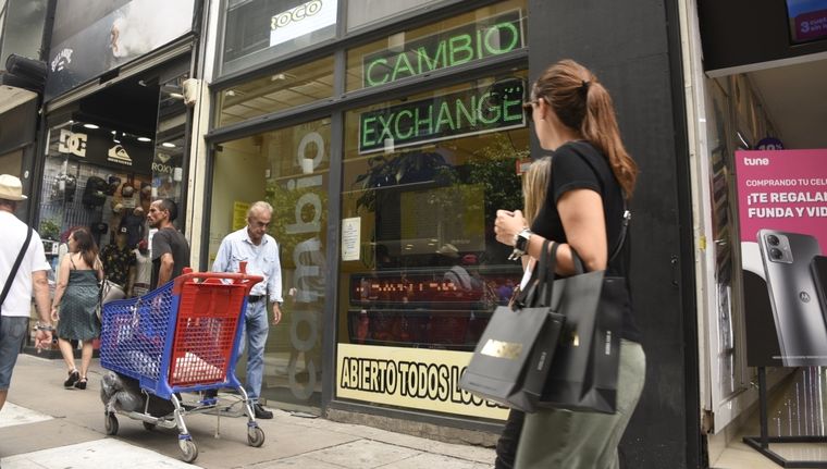 El tipo de cambio informal sumó 60 pesos desde el cierre del viernes, antes de la conferencia de prensa del tándem Caputo-Bausili. Foto: Juan Mateo Aberastain Zubimendi/MDZ