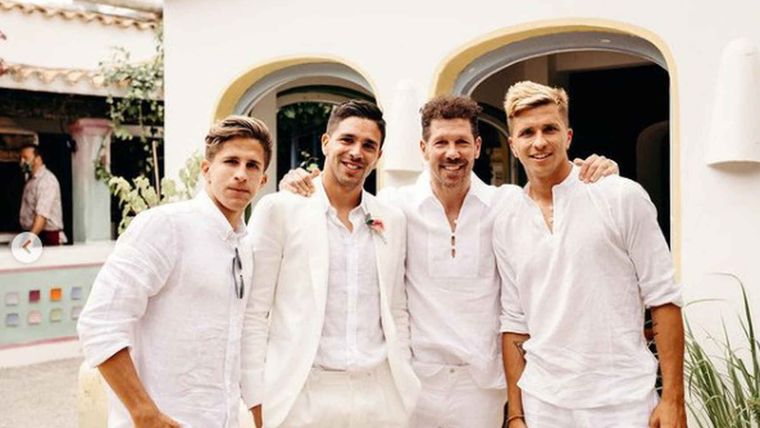 Diego Simeone junto a sus tres hijos varones Diego Simeone junto a sus tres hijos varones