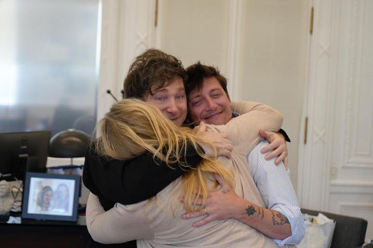 El abrazo del triángulo de hierro tras la afiliación de Santiago Caputo a LLA. Foto: Cuenta de X @LLibertadAvanza