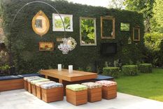 El jardín es uno de los espacios más disfrutables del hogar y no siempre le imprimimos el esmero que merece. Foto: Decoist - https://cdn.decoist.com/wp-content/uploads/2021/04/Vintage-mirror-wall-facing-outdoor-table-and-chairs-66720.jpg