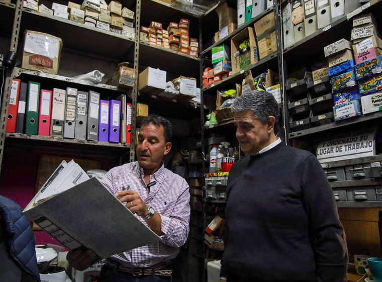 Jorge Macri durante una recorrida que realizó este martes por Recoleta, donde mantuvo conversaciones con comerciantes de varios rubros