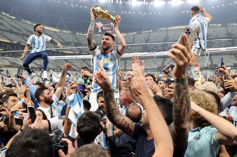 El GOAT recibió un nuevo regalo, inspirado en la coronación de la Albiceleste en Qatar. Foto: EFE