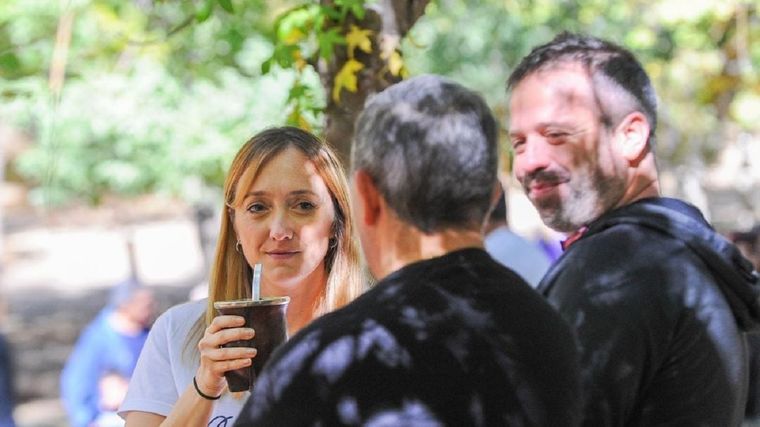 Anabel Fernández Sagasti y Gustavo Correa junto a un intendente Foto: X @anabelfsagasti