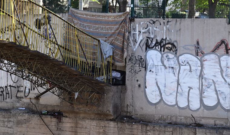 El cruce peatonal, cerrado hace años, muestra hoy colchones, ropa y nailon: señales de que alguien lo convirtió en su hogar. El cruce peatonal, cerrado hace años, muestra hoy colchones, ropa y nailon: señales de que alguien lo convirtió en su hogar.