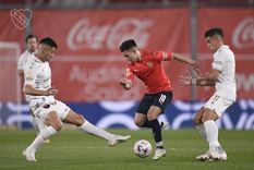 Alan Soñora domina la pelota ante la marca de Colón. Foto: Independiente Alan Soñora domina la pelota ante la marca de Colón. Foto: Independiente