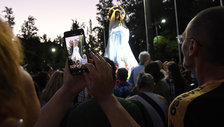 Miles de personas peregrinaron durante todo el día al Santiuario de la Virgen de Lourdes en El Challao. Miles de personas peregrinaron durante todo el día al Santiuario de la Virgen de Lourdes en El Challao.