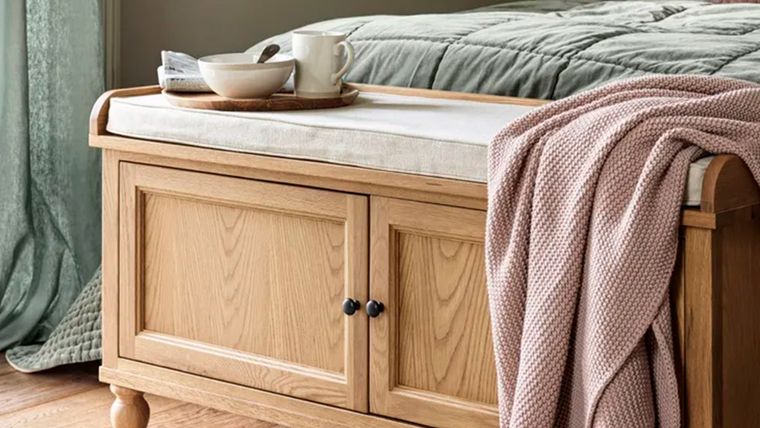 En este caso un mueble multiuso -espacio de almacenamiento adicional debajo de la cama- resulta discreto y práctico para, en este caso, guardar calzados. Foto: Cotswold Company