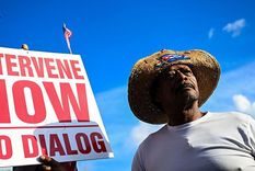 Muchos exiliados cubanos en Estados Unidos esperan que el gobierno de La Habana sea derrocado. Muchos exiliados cubanos en Estados Unidos esperan que el gobierno de La Habana sea derrocado.