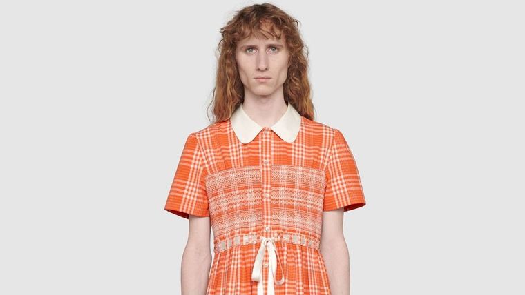 Un modelo con la camisa larga de algodón con cuadros escoceses de Gucci.
