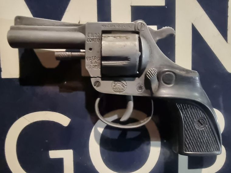 El arma estaba escondida en el interior de la campera de uno de los detenidos.